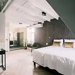 Hotelbed W Aircon At Willem 1 Apartment Tilburg