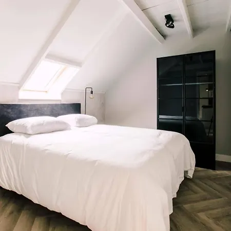 Hotelbed W Aircon At Willem 1 Apartment